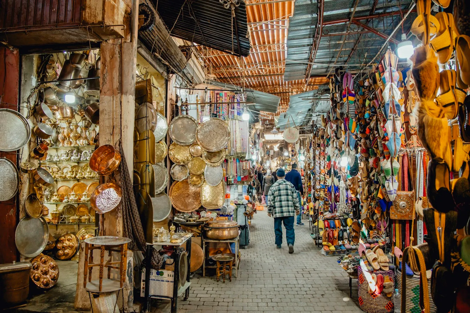 سوق مزدحم مليء بالبضائع والبسطات والمتسوّقين